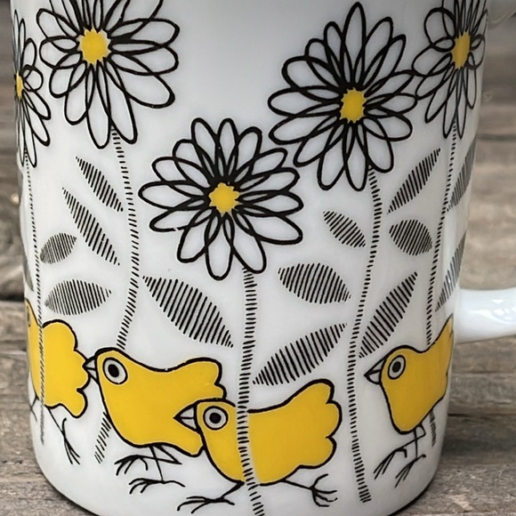 Vintage Coffee Mugs With Yellow Chicks & Daisies :: Set of 2 - Picture 6 of 11